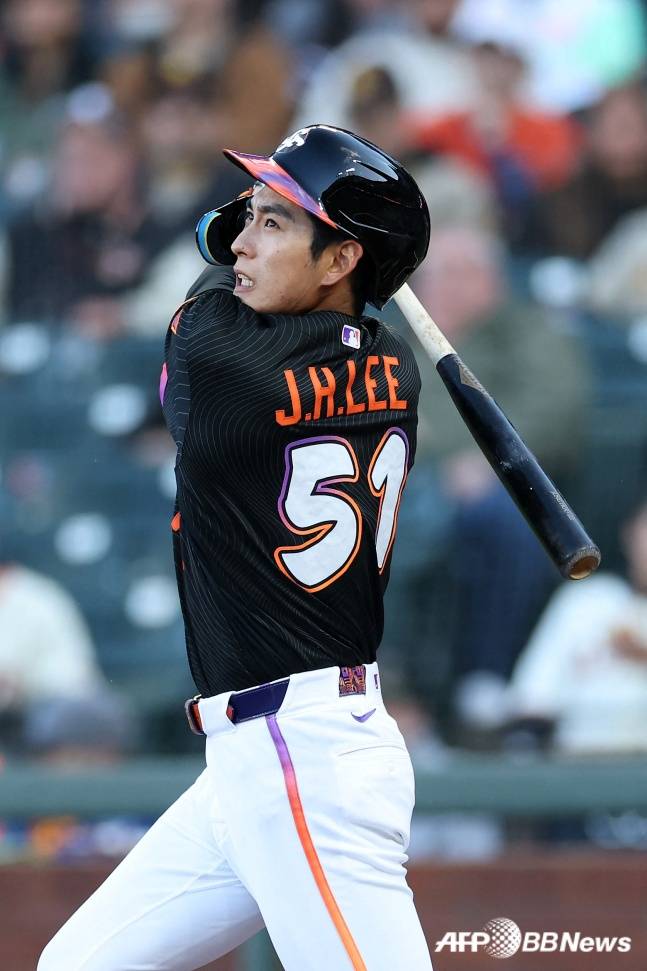 샌프란시스코 이정후가 6일(한국시간) 미국 샌프란시스코 오라클파크에서 열린 2026 MLB 정규시즌 샌디에이고와 홈경기 1회말 안타를 쳤다. /AFPBBNews=뉴스1