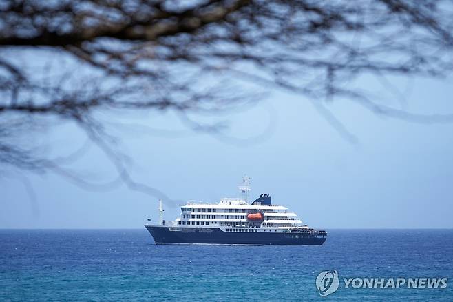 카보베르데 영해에 정박 중인 크루즈선 'MV 혼디우스' [AP=연합뉴스. 재판매 및 DB 금지]
