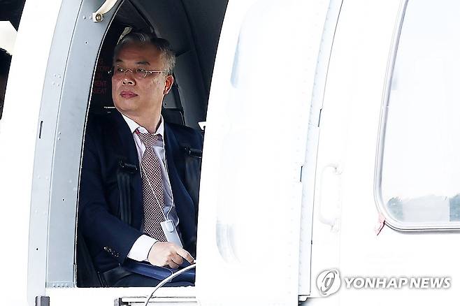 헬기 탑승한 권창영 종합특별검사 (과천=연합뉴스) 윤동진 기자 =  '3대 특검'(내란·김건희·순직해병) 이후 남은 의혹을 수사하는 권창영 종합특별검사가 6일 연평도 검증영장 집행을 위해 정부과천청사 인근에서 헬기에 탑승해 있다. 2026.5.6 mon@yna.co.kr