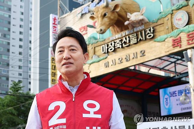 마장축산물시장 방문한 국민의힘 오세훈 서울시장 후보 (서울=연합뉴스) 국민의힘 오세훈 서울시장 후보가 6일 서울 성동구 마장축산물시장을 방문해 시장 혁신 계획을 설명하고 있다. 2026.5.6 [오세훈 후보 캠프 제공. 재판매 및 DB 금지] photo@yna.co.kr