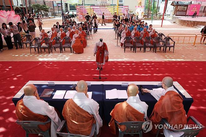 스님 질문에 답하는 로봇 스님 가비 (서울=연합뉴스) 김성민 기자 = 6일 서울 종로구 조계사에서 열린 로봇 수계식에서 휴머노이드 로봇 G1 '가비'가 스님들의 질문에 답하고 있다.  2026.5.6 ksm7976@yna.co.kr