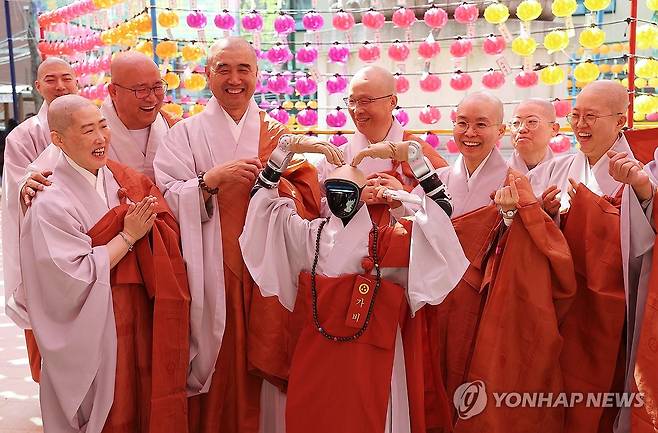 로봇 스님 하트에 웃음꽃  만발 (서울=연합뉴스) 김성민 기자 = 6일 서울 종로구 조계사에서 열린 로봇 수계식에서 휴머노이드 로봇 G1 '가비'가 손으로 하트를 만들고 있다. 2026.5.6 ksm7976@yna.co.kr