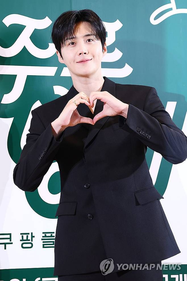 김선호, 완벽한 하트 (서울=연합뉴스) 진연수 기자 = 배우 김선호가 6일 서울 중구 커뮤니티하우스 마실에서 열린 쿠팡플레이 새 예능 '봉주르 빵집' 제작발표회에서 포즈를 취하고 있다. 2026.5.6 jin90@yna.co.kr