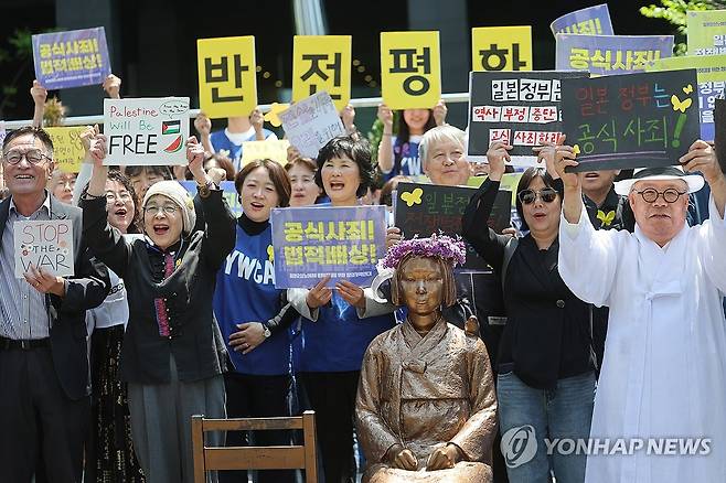 다시 만난 소녀상 퍼포먼스 (서울=연합뉴스) 박동주 기자 = 6일 서울 종로구 옛 주한 일본대사관 인근에서 열린 '일본군 성노예제 문제해결을 위한 정기 수요시위'에서 참가자들이 다시 만난 소녀상 퍼포먼스를 하고 있다. 2026.5.6 pdj6635@yna.co.kr