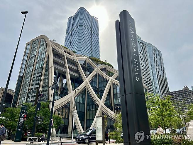 완만한 언덕을 형상화해 곡선 형태로 조성된 도쿄 아자부다이 힐스 외관 [촬영 장아름]