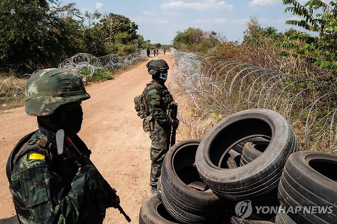 캄보디아와 국경지대 지키는 태국 병사들 지난 2월 5일(현지시간) 태국 동부 사깨우주의 캄보디아와 분쟁 지역에서 태국군 병사들이 철조망을 설치하고 캄보디아인의 진입을 막고 있다.
[AFP 연합뉴스 자료사진. 재판매 및 DB 금지]