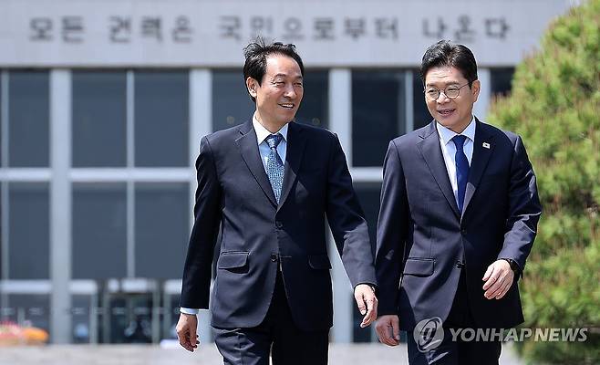 정책 협약 위해 국회 찾은 민주당 정원오·우상호 (서울=연합뉴스) 이동해 기자 = 더불어민주당 정원오 서울시장 후보와 우상호 강원도지사 후보가 6일 서울 여의도 국회 분수대 앞에서 강원-서울 상생협력 공동선언을 갖기 위해 이동하고 있다. 2026.5.6 eastsea@yna.co.kr