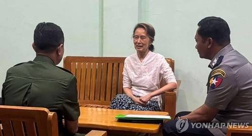 5년 만에 공개된 아웅산 수치 미얀마 국가고문의 모습 미얀마 정부가 지난달 30일(현지시간) 공개한 아웅산 수치 국가고문의 사진. 2021년 2월 군사 쿠데타로 붙잡힌 뒤 5년여 동안 수감 생활을 해온 그의 모습이 공개된 것은 2021년 5월 법정에서 재판받는 사진 이후 거의 5년 만이다. 
[AFP 연합뉴스 자료사진. 재판매 및 DB 금지]