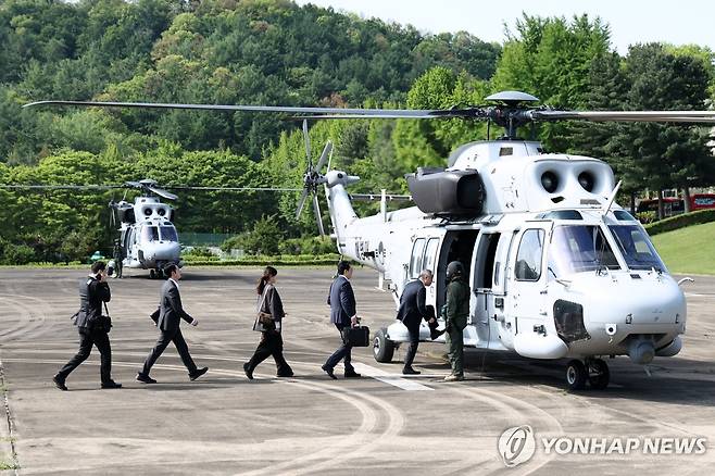 종합특검 '연평도 검증영장 집행' 출발 (과천=연합뉴스) 윤동진 기자 = 3대 특검(내란·김건희·순직해병) 이후 남은 의혹을 수사하는 권창영 2차 종합특별검사팀이 6일 연평도 검증영장 집행을 위해 정부과천청사 인근에서 헬기에 탑승하고 있다. 2026.5.6 mon@yna.co.kr