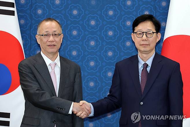 지난해 11월 만난 박윤주 외교부 1차관(오른쪽)과 후나코시 다케히로 일본 외무성 사무차관 [연합뉴스 자료사진]