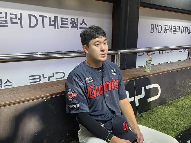 롯데 자이언츠 나승엽 (서울=연합뉴스) 김동한 기자 = 6일 수원 케이티위즈파크에서 열린 kt wiz와 방문 경기 이후 롯데 자이언츠 내야수 나승엽이 인터뷰하고 있다. 2026.5.6 moved@yna.co.kr