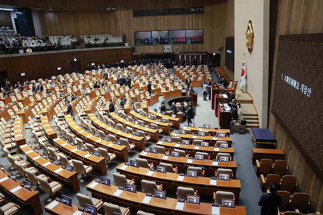 7일 국회에서 열린 5월 임시국회 제1차 본회의에서 대한민국헌법 개정안 표결이 시작되고 있다. 국민의힘 의원석은 비어 있다. 2026.5.7 사진=연합뉴스.&nbsp;