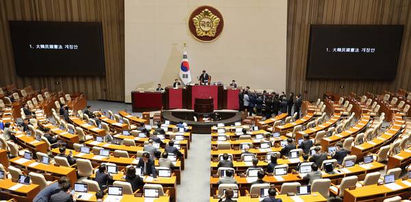 우원식 국회의장이 7일 국회에서 열린 5월 임시국회 제1차 본회의에서 대한민국헌법 개정안이 국민의힘 의원들의 표결 불참으로 의결정족수에 미달해 투표 불성립을 선언하고 있다. 연합뉴스