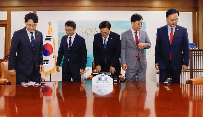 우원식 국회의장과 여야 원내대표가 7일 오후 서울 여의도 국회에서 열린 국회의장 주재 여야 원내대표 회동에서 기념촬영을 마친 뒤 자리로 이동하고 있다. 왼쪽부터 더불어민주당 천준호 원내운영수석부대표, 한병도 원내대표, 우원식 국회의장, 국민의힘 송언석 원내대표, 유상범 원내운영수석부대표. /뉴시스