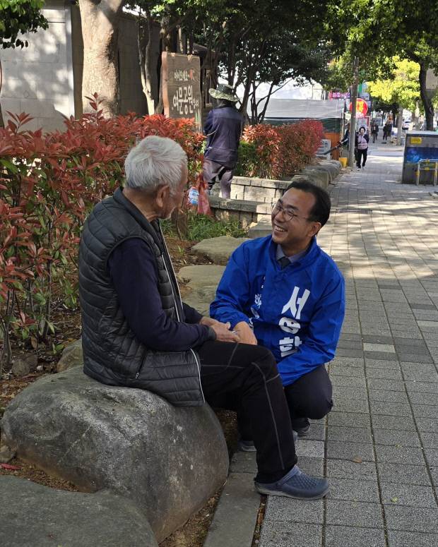 서영학 더불어민주당 여수시장 후보가 유권자와 이야기를 나누고 있다.