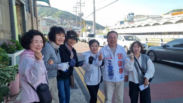 김창주 무소속 여수시장 후보가 시민들과 만나 포즈를 취해보이고 있다.