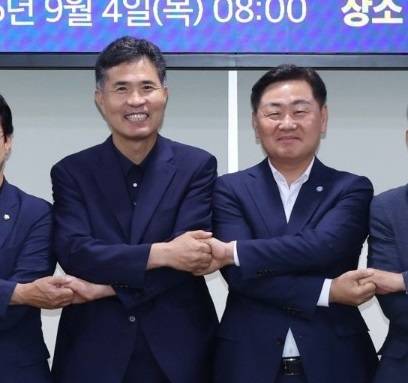 지난 2025년 9월 4일 국회의원 회관에서 열린 ‘전북 국회의원 전북특별자치도 조찬간담회’에서 당시 이원택 국회의원과 김관영 지사가 손을 맞잡고 있다. /전북도