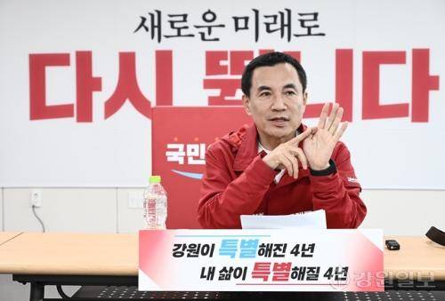 ◇국민의힘 김진태 강원지사 후보는 6일 도당 사무실에서 기자간담회를 열고 4대 도민연금 공약 등을 밝히고 있다. 이어 김 후보는 특검법 논의를