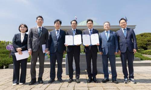 ◇더불어민주당 우상호 강원지사 후보와 정원오 서울시장 후보가 6일 국회의사당 앞에서 ‘강원-서울 상생협력 협약 기자회견’을 열고, 양 지역의 지속가능한 발전과 상생을 위한 구체적인 협력 방안을 발표했다.