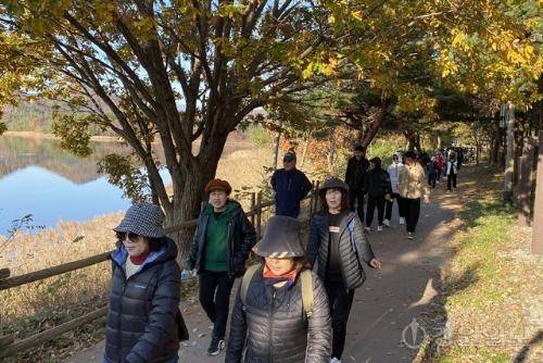 ◇지난해 송지호에서 열린 ‘범 도민 산소길 걷기행사’의 모습. 사진=최두원기자