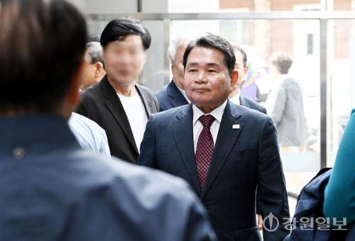 불법선거운동과 뇌물수수 등의 혐의로 1심에서 당선무효형을 선고받은 신경호 강원특별자치도교육감에 대한 2심 결심공판이 6일 춘천지방법원에서 열린 가운데 신 교육감이 공판을 마친 후 법정을 빠져나가고 있다. 임도혁기자