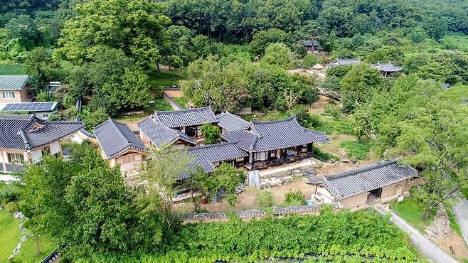 국가민속문화유산으로 지정된 안동 풍산읍 오미마을의 학남고택 전경. /안동시 제공