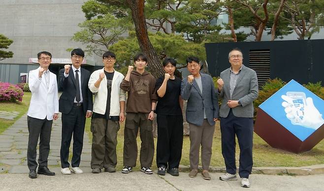 방사선학과 재학생과 교수진이 ‘방사성동위원소 취급자 일반면허(RI)’ 시험 합격 기념촬영을 하고 있다.(왼쪽 세 번째부터 정동섭, 송은호, 서지민 학생)./대구보건대 제공