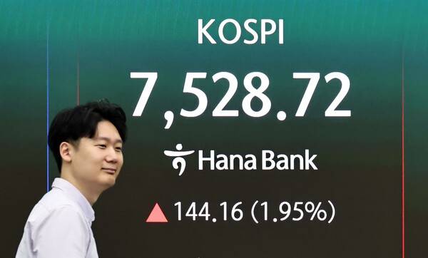 7일 서울 중구 하나은행 딜링룸 현황판에 코스피가 표시되고 있다. 연합뉴스