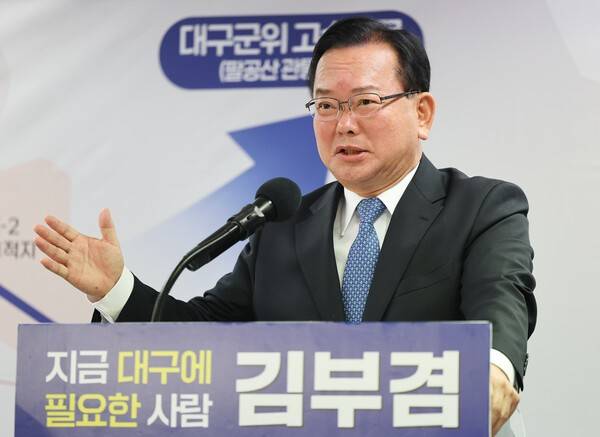 김부겸 더불어민주당 대구시장 예비후보가 7일 대구 달서구 선거사무소에서 여섯번째 공약 발표를 한 뒤 취재진 질문에 답변하고 있다. 연합뉴스