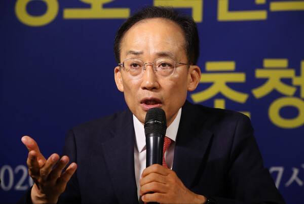국민의힘 추경호 대구시장 예비후보가 7일 대구 남구 이천동 대구아트파크에서 열린 아시아포럼21 초청 토론회에 참석해 취재진 질문에 답하고 있다. 연합뉴스