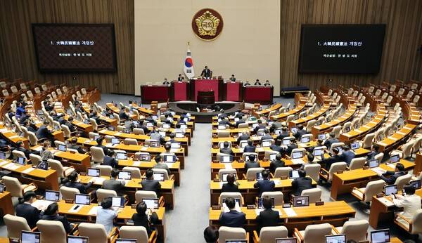 우원식 국회의장이 7일 국회에서 열린 5월 임시국회 제1차 본회의에서 대한민국헌법 개정안을 상정하고 있다. 연합뉴스