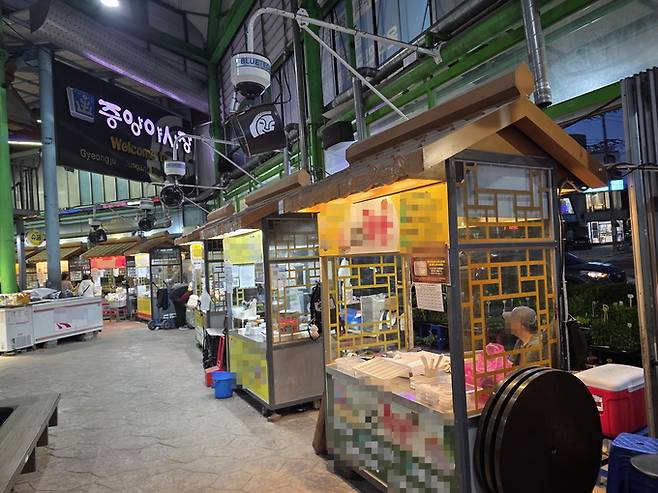 ▲ 7일 오후 8시 찾은 경주 중앙야시장이 황금시간대에도 불구하고 한산한 모습을 보이고 있다. 황기환 기자
