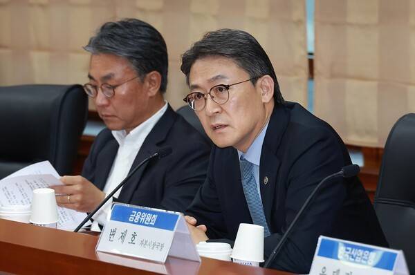 권대영 금융위원회 부위원장이 7일 오후 서울 여의도 금융투자협회에서 개최한 금투업권 모험자본 역량강화 협의체에서 종합투자금융사업자 7개사, 5기 중소기업 특화 금융투자회사 8개사, 산은, 기은, 신보, 기보, 증권금융, 금투협회, 자본연 등 유관기관 등과 금투업권의 모험자본 공급 역량 강화를 위한 방안을 논의했다. [출처=금융위]