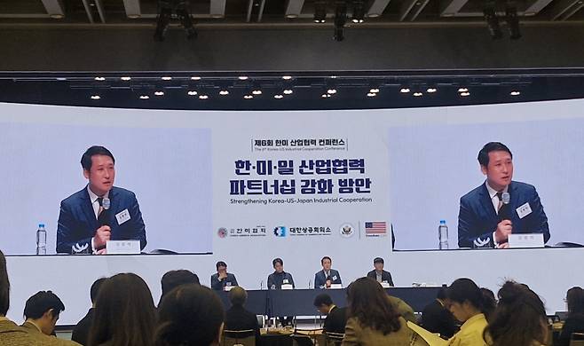 패널들이 '한미일 AI 벤처 생태계 및 AI 인프라 협력 방안'이라는 주제로 토론을 하고 있다.(왼쪽부터 권석준 성균관대학교 화학공학부 교수, 이세영 생성AI스타트업협회 협회장(뤼튼테크놀로지스 대표), 김광석 한국경제산업연구원 경제연구실장, 안홍준 한국인공지능·소프트웨어산업협회 AI산업본부장,*영상: 하부카 히로키(Habuka Hiroki) 전략국제문제연구소(CSIS) 수석연구원) 손희정 기자 sonhj1220@