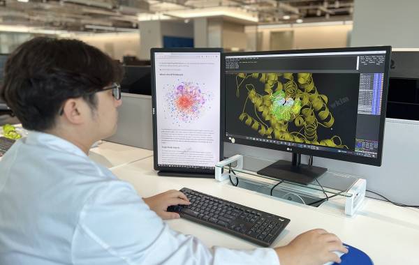 JW중외제약 자회사 C&C신약연구소 연구원이 제이웨이브 플랫폼을 통해 AI 기반 신약 개발을 진행하고 있다./사진=JW중외제약