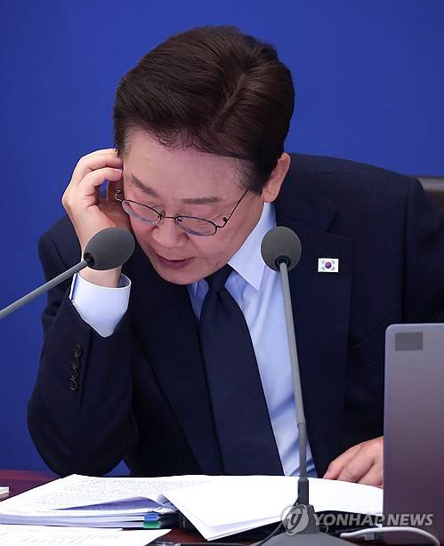 발언 듣는 이재명 대통령(서울=연합뉴스) 한상균 기자 = 이재명 대통령이 6일 청와대에서 열린 국무회의 겸 비상경제점검회의에서 참석자 발언을 듣고 있다. 2026.5.6 xyz@yna.co.kr