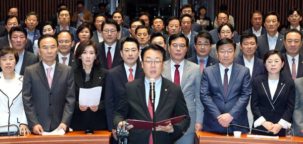 국민의힘 곽규택 수석대변인이 7일 국회에서 열린 의원총회에서 장동혁 대표와 송언석 원내대표를 비롯한 의원들을 대표해 '국민의힘 의원 일동' 명의의 성명을 발표하고 있다. 2026.5.7. 연합뉴스