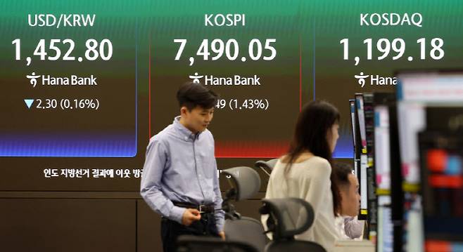 코스피가 종가기준 사상 최고치로 마감한 7일 오후 서울 중구 하나은행 딜링룸 전광판에 종가가 표시되어 있다. 이날 코스피는 전 거래일(7384.56)보다 105.49포인트(1.43%) 오른 7490.05, 코스닥 지수는 전 거래일(1210.17)보다 10.99포인트(0.91%) 하락한 1199.18에 거래를 마쳤다. 서울 외환시장에서 원·달러 환율은 전 거래일(1455.1원)보다 1.1원 내린 1454.0원에 주간 거래를 마감했다. (사진=뉴시스)
