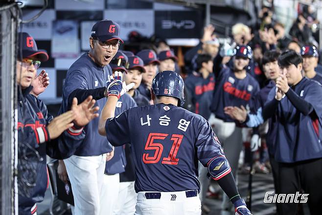 롯데 자이언츠 나승엽이 6일 열린 KBO리그 수원 KT 위즈전에서 6회초 2점 홈런을 터뜨린 뒤 동료들의 축하를 받고 있다. (롯데 자이언츠 제공)