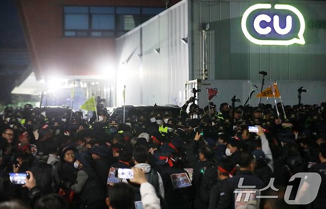 4월 20일 경남 진주시 정촌면 CU 진주물류센터 앞에서 진입을 시도하는 화물연대 노조원들을 경찰이 막아서고 있다. 이날 현장에서는 화물차와 집회 참가자 3명이 충돌해 1명이 숨지고 2명이 다치는 사고가 발생했다. 2026.4.20 ⓒ 뉴스1