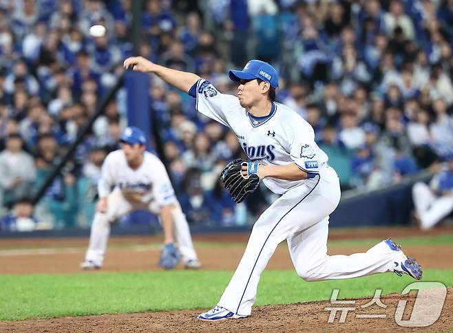 22일 대구삼성라이온즈파크에서 열린 2025 신한 SOL뱅크 KBO 포스트시즌 플레이오프 4차전 한화 이글스와 삼성 라이온즈의 경기, 삼성 마무리 김재윤이 9회초 마운드에 올라 투구하고 있다. 2025.10.22 ⓒ 뉴스1 김성진 기자