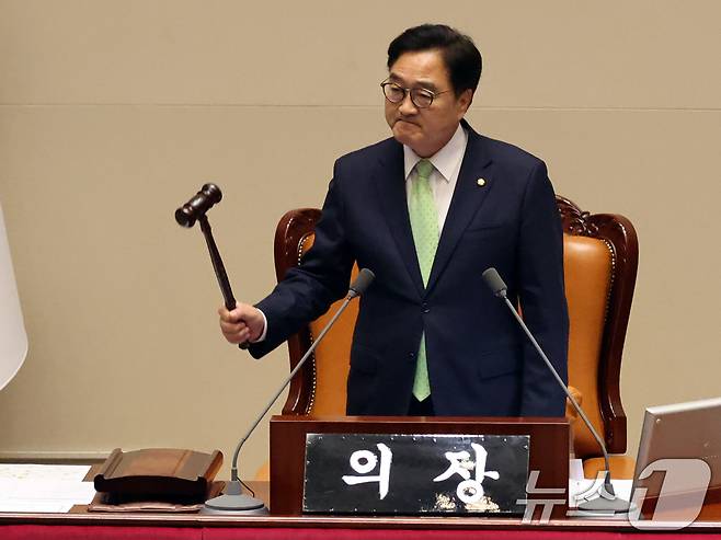 우원식 국회의장이 7일 오후 서울 여의도 국회에서 열린 제435회 국회(임시회) 제1차 본회의에서 의사봉을 두드리고 있다. 2026.5.7 ⓒ 뉴스1 황기선 기자