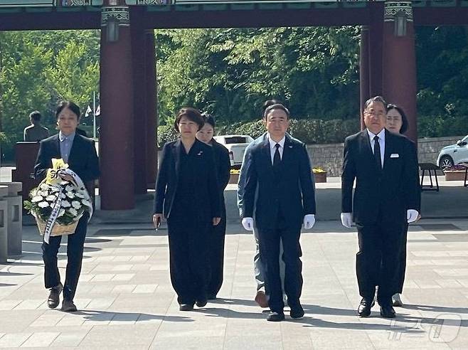 임문영 국가AI전략위 부위원장이 더불어민주당 광주 광산을 재보선 후보 전략공천이 확정받고 7일 광주 북구 운정동 국립5·18민주묘지를 참배하고 있다.(임문영 SNS. 재배포 및 DB 금지)
