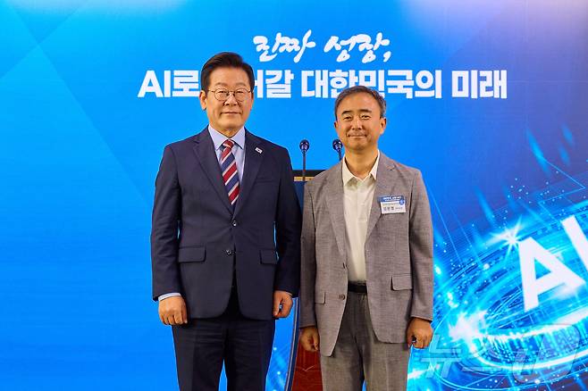 이재명 대통령이 8일 서울 중구 서울스퀘어에서 열린 ‘대한민국, AI로 날다’ 국가인공지능(AI) 전략위원회 출범식에서 임문영 부위원장에게 위촉장을 수여한 후 기념촬영을 하고 있다. (대통령실 제공. 재판매 및 DB 금지) 2025.9.8 ⓒ 뉴스1 이재명 기자