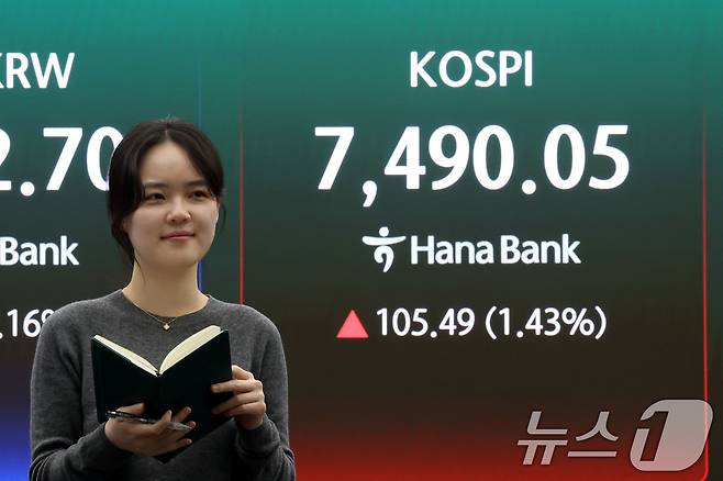 코스피 지수가 사상 최고치로 마감한 7일 오후 서울 중구 하나은행 본점 딜링룸 현황판에 전장대비 105.49포인트(1.43%) 상승한 7,490.05를 나타내고 있다. 2026.5.7 ⓒ 뉴스1 이광호 기자