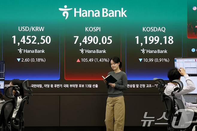 코스피 지수가 사상 최고치로 마감한 7일 오후 서울 중구 하나은행 본점 딜링룸 현황판에 전장대비 105.49포인트(1.43%) 상승한 7490.05를 나타내고 있다. 2026.5.7 ⓒ 뉴스1 이광호 기자
