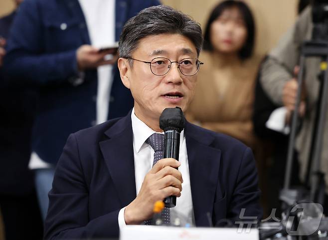 정재헌 SK텔레콤 대표가 9일 오후 서울 강남구 한국과학기술회관에서 열린 부총리 겸 과학기술정보통신부 장관-통신사 CEO 간담회에 참석해 모두발언을 하고 있다. 2026.4.9 ⓒ 뉴스1 김진환 기자