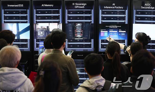 22일 서울 강남구 코엑스에서 열린 '2026 월드IT쇼'(WIS 2026)를 찾은 관람객들이 SKT 부스에서 AI데이터센터를 살펴보고 있다. '생각을 넘어 행동으로: AI, 현실을 움직이다'를 슬로건으로, ‘피지컬 AI 대전환’을 핵심 주제로 구성한 이번 전시는 17개국 460개 기업·기관이 참여한 가운데 오는 24일까지 사흘간 진행된다. 2026.4.22 ⓒ 뉴스1 오대일 기자
