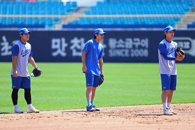 삼성 양우현과 이재현, 심재훈(왼쪽부터)이 5일 대구삼성라이온즈파크에서 2026 KBO리그 정규시즌 키움전에 앞서 나란히 훈련하고 있다. 사진 | 삼성 라이온즈