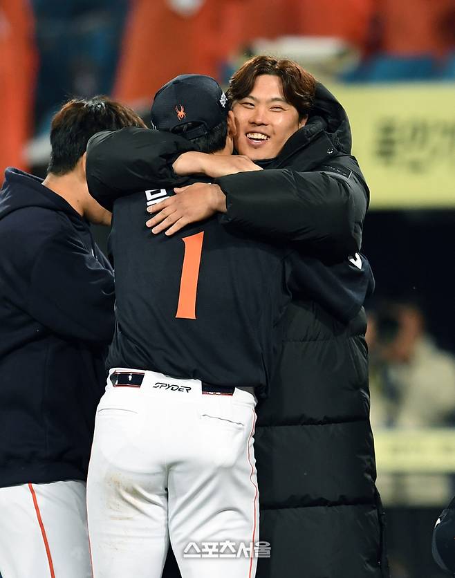 한화 문동주(왼쪽)가 21일 대구삼성라이온즈파크에서 열린 2025 KBO 플레이오프 3차전 삼성과 경기에서 승리를 지켜낸 뒤 선발투수였던 류현진과 포옹을 나누고 있다. 대구 | 박진업 기자 upandup@sportsseoul.com